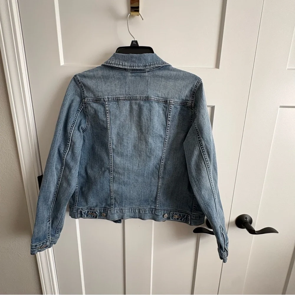 Ladies, Levi’s, large light wash denim jean jacket. Layer this one! Length 21 in - Picture 4 of 5